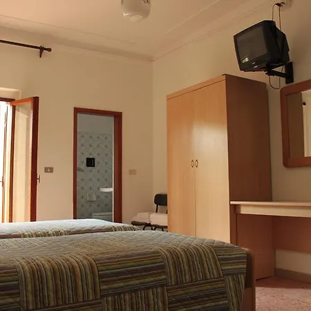מלון Hotel Miramonti 3*